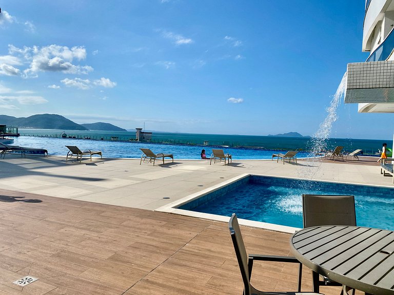 Você na praia c/ Vistas e Piscinas deslumbrantes