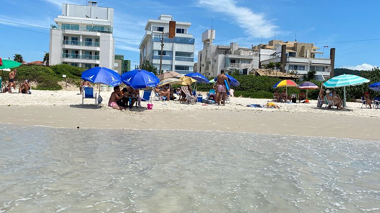 Vista para o mar e passos da praia!
