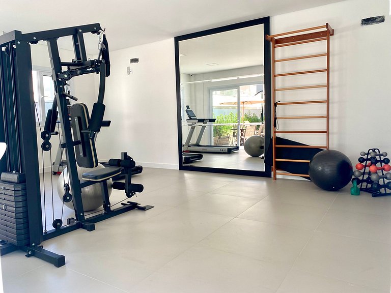 Praia, Piscina em residencial com academia