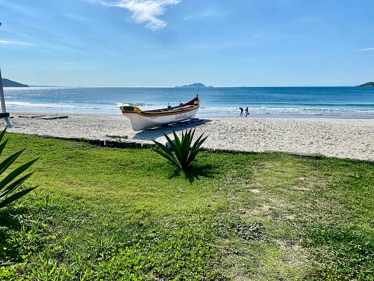 Estilo e conforto apê em residencial beira-mar
