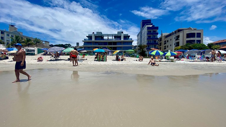 Estilo e conforto apê em residencial beira-mar