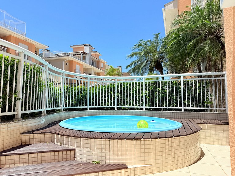 Espaço térreo c/piscina privada e social / praia
