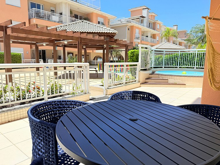 Espaço térreo c/piscina privada e social / praia
