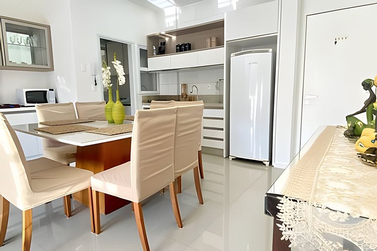 Praia e sossego, apê entre o mar e a montanha