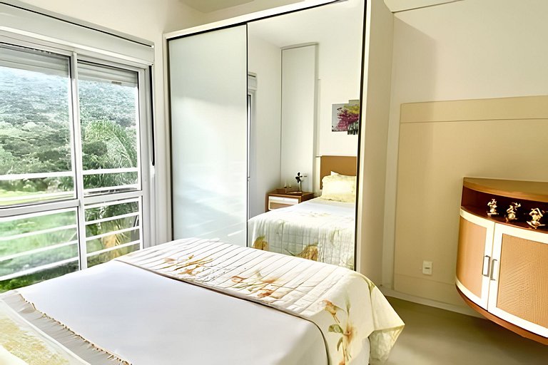 Praia e sossego, apê entre o mar e a montanha