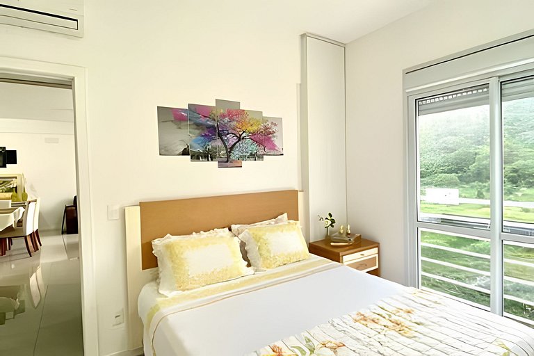 Praia e sossego, apê entre o mar e a montanha