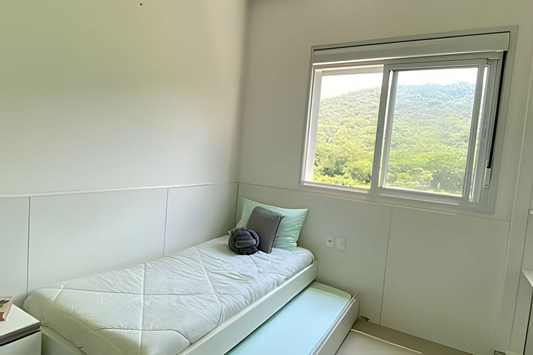 Praia e sossego, apê entre o mar e a montanha