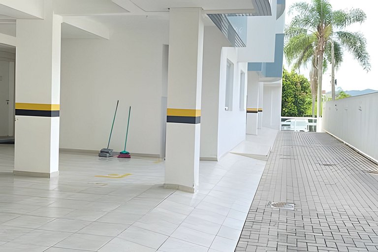 Praia e sossego, apê entre o mar e a montanha