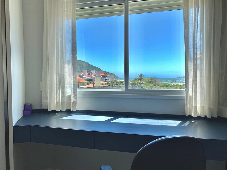 Vista para o mar e passos da praia!