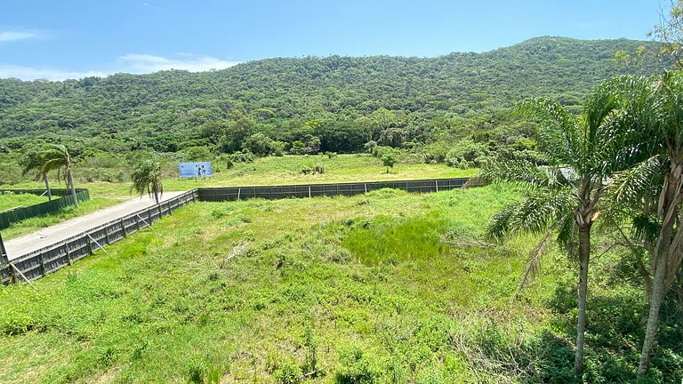 Praia e sossego, apê entre o mar e a montanha