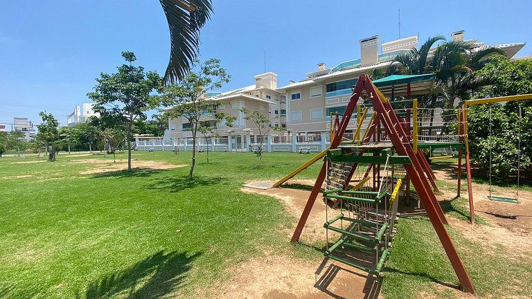Praia e sossego, apê entre o mar e a montanha
