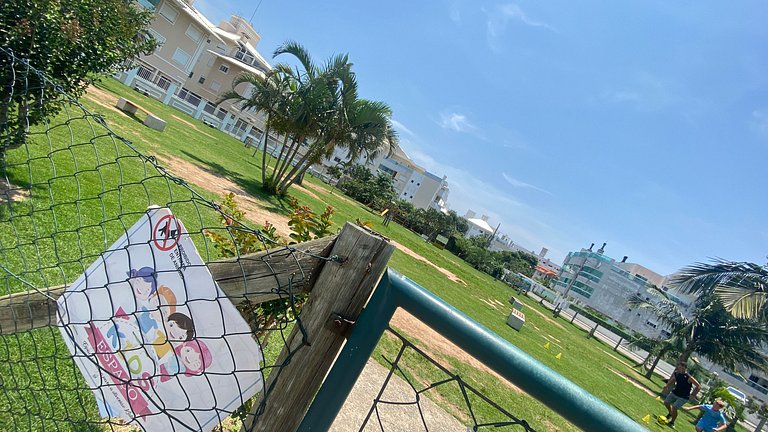 Entre o mar e a montanha, a apenas 600 metros da praia
