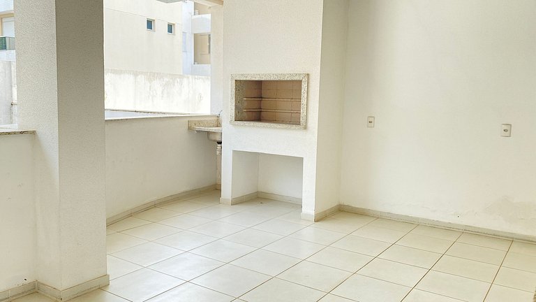 Praia e sossego, apê entre o mar e a montanha