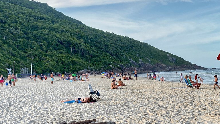 Praia e sossego, apê entre o mar e a montanha
