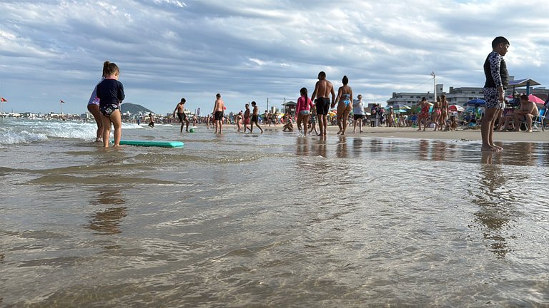 Praia e sossego, apê entre o mar e a montanha
