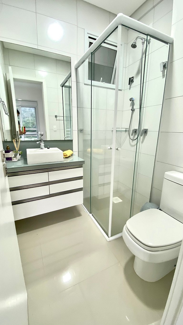 Praia e sossego, apê entre o mar e a montanha