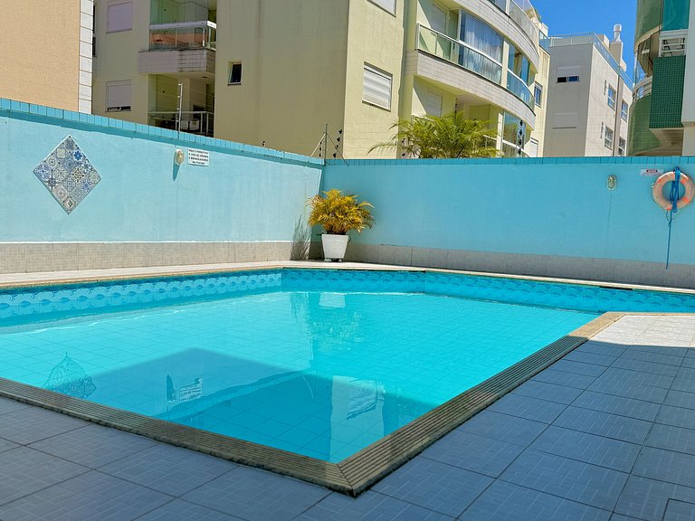 Caminhe até a praia, refresque-se na piscina