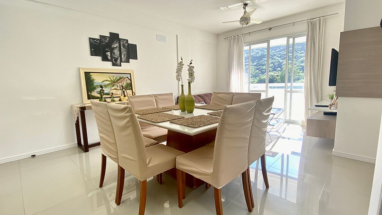 Praia e sossego, apê entre o mar e a montanha