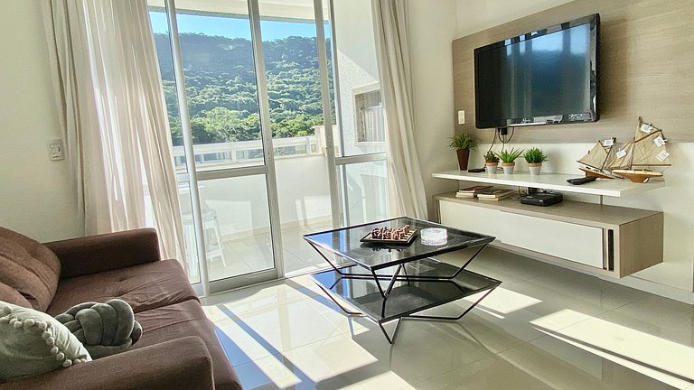 Praia e sossego, apê entre o mar e a montanha