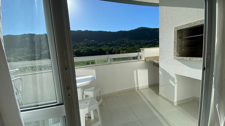 Praia e sossego, apê entre o mar e a montanha