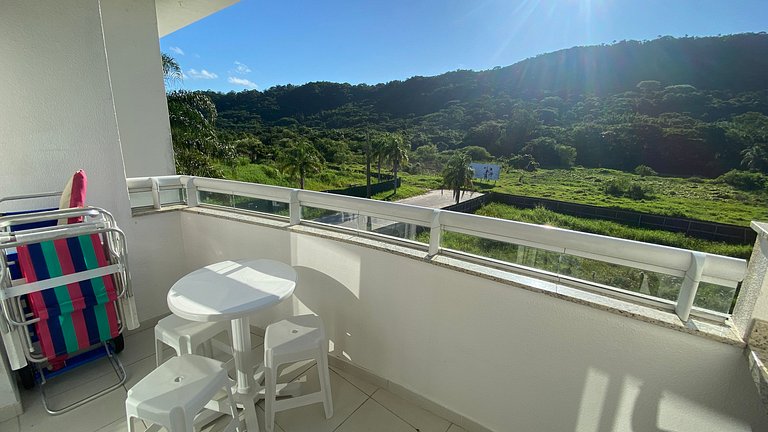 Praia e sossego, apê entre o mar e a montanha