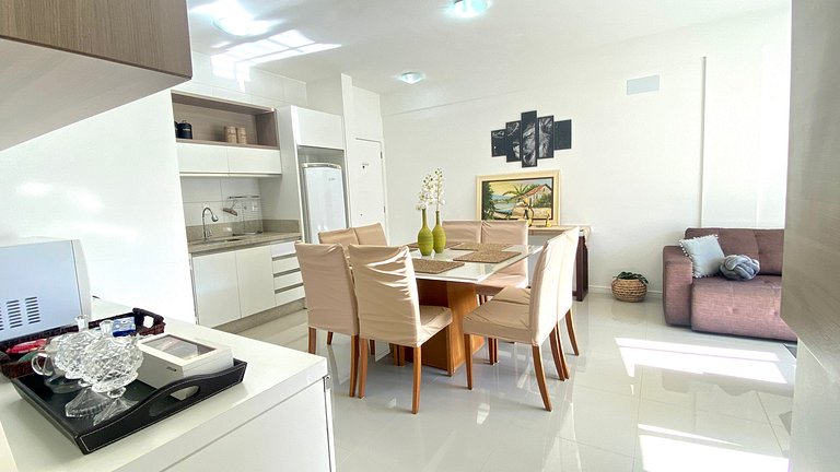 Praia e sossego, apê entre o mar e a montanha