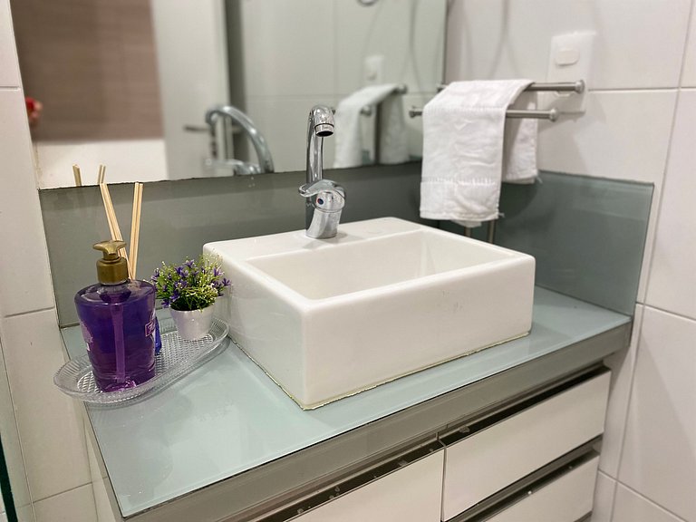 Praia e sossego, apê entre o mar e a montanha