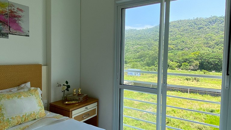 Praia e sossego, apê entre o mar e a montanha