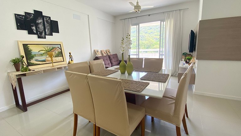 Praia e sossego, apê entre o mar e a montanha