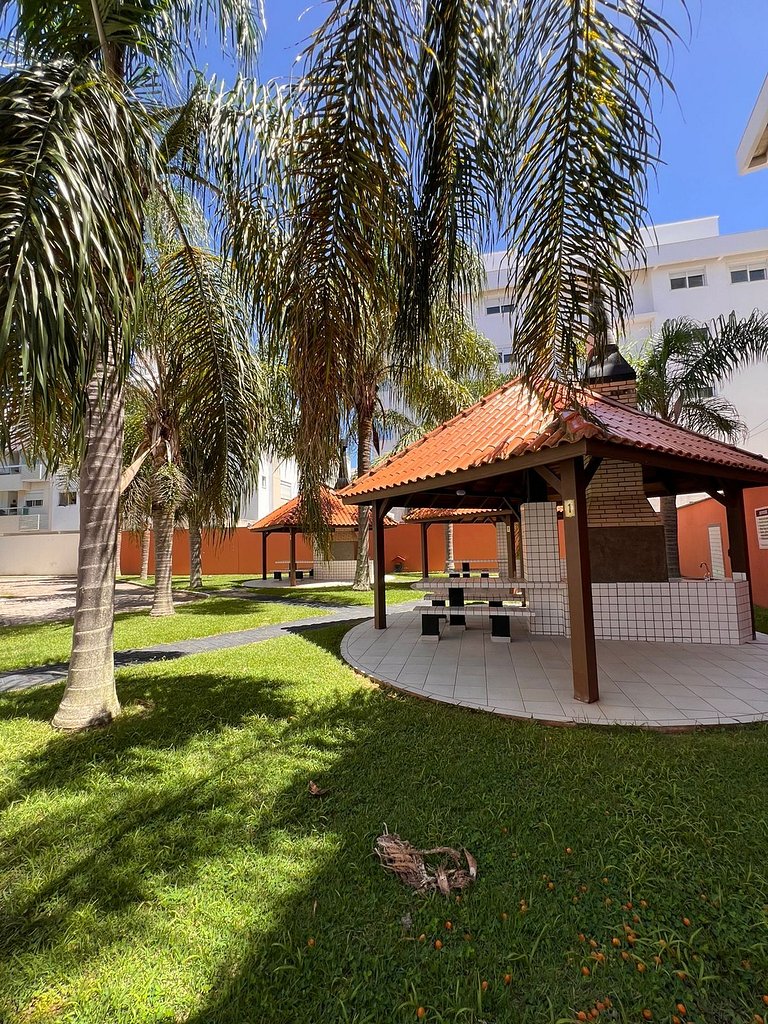 Condomínio com Piscina, Quiosque e Mar Perto