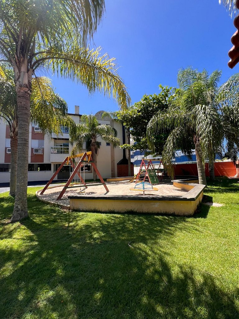 Condomínio com Piscina, Quiosque e Mar Perto