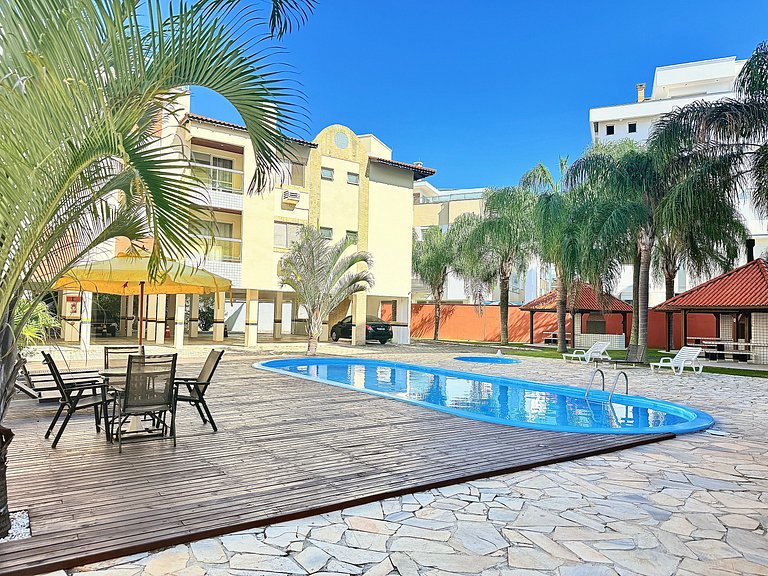Condomínio com Piscina, Quiosque e Mar Perto