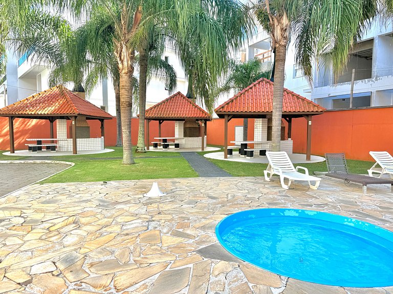 Condomínio com Piscina, Quiosque e Mar Perto