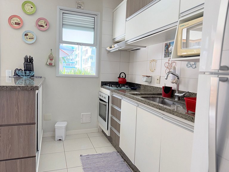 Apartamento terreo, entre piscinas, sol e praia