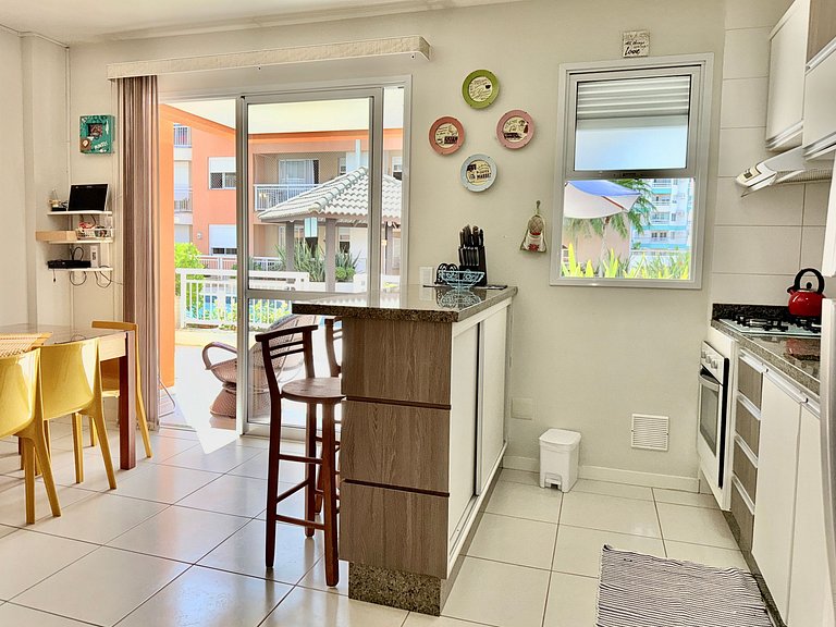 Apartamento terreo, entre piscinas, sol e praia