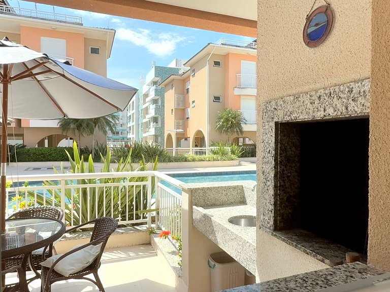 Apartamento terreo, entre piscinas, sol e praia