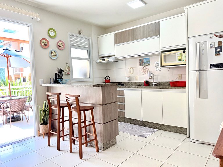Apartamento terreo, entre piscinas, sol e praia
