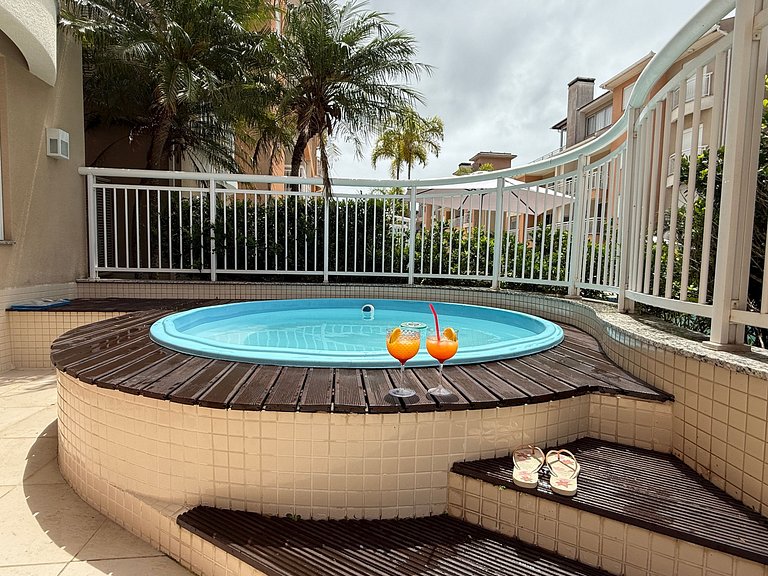 Apartamento terreo, entre piscinas, sol e praia