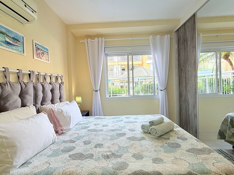 Apartamento terreo, entre piscinas, sol e praia