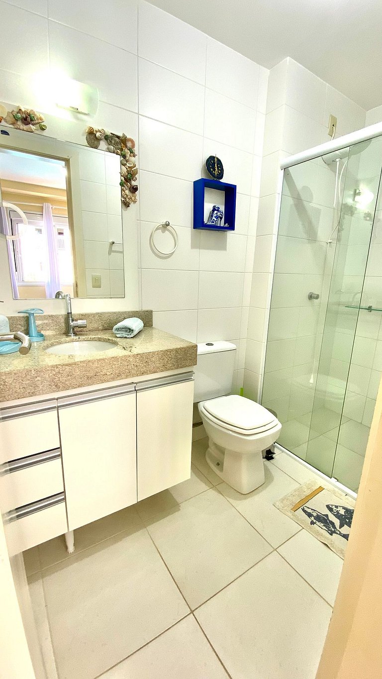 Apartamento terreo, entre piscinas, sol e praia