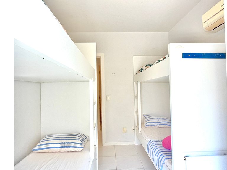 Apartamento terreo, entre piscinas, sol e praia