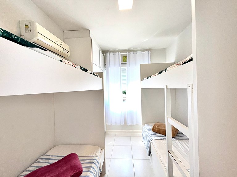 Apartamento terreo, entre piscinas, sol e praia