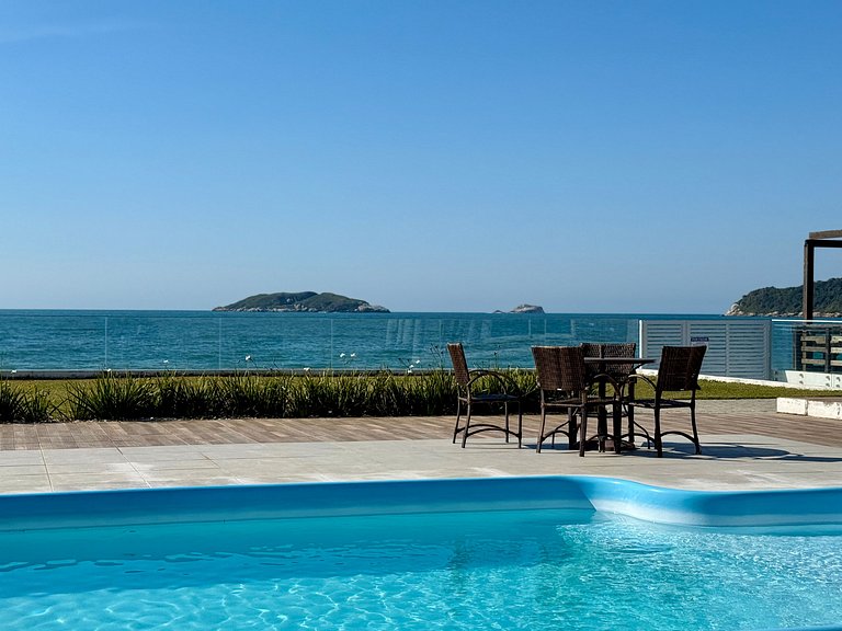 Apê em residencial c/piscina à beira-mar