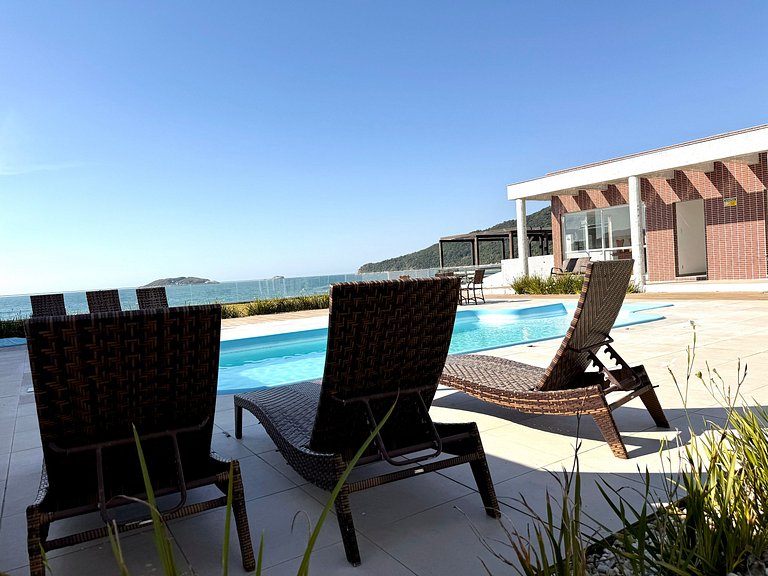 Apê em residencial c/piscina à beira-mar
