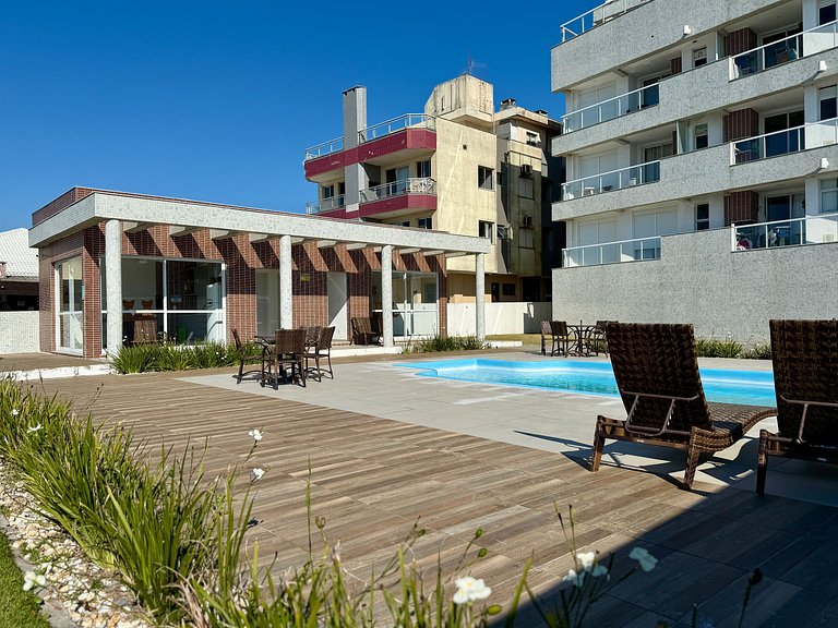 Apê em residencial c/piscina à beira-mar