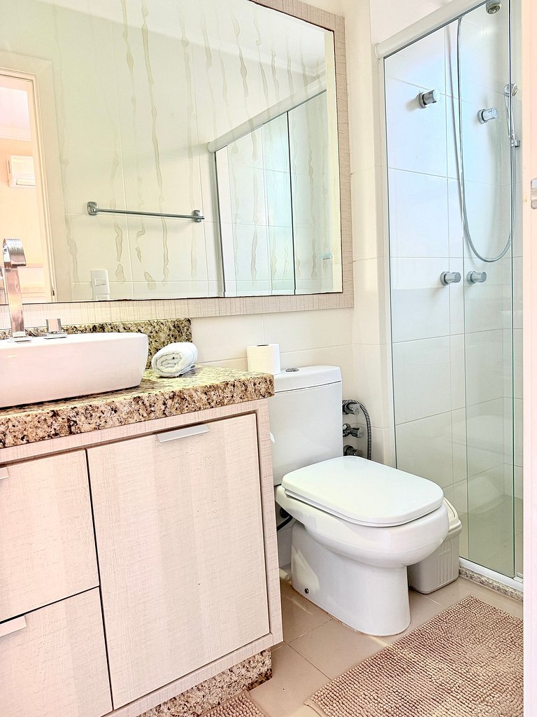 Apê em residencial c/piscina à beira-mar