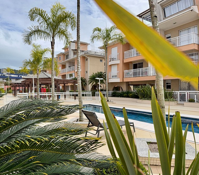 Apê terreo, entre piscinas Sol e Praia