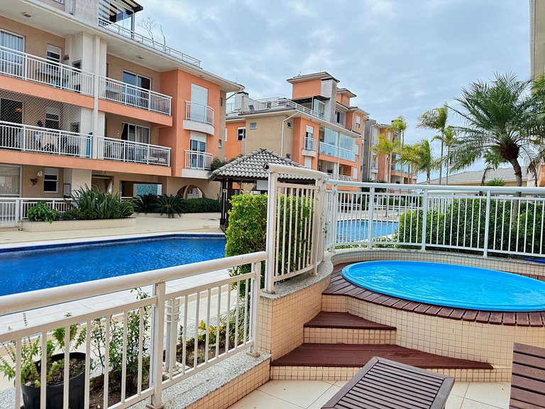 Apê terreo, entre piscinas Sol e Praia