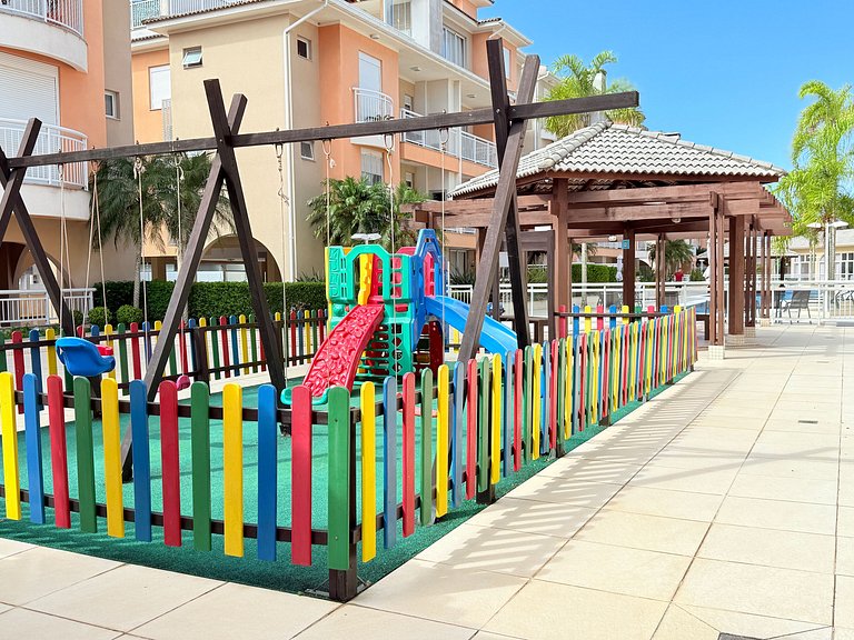 Apartamento terreo, entre piscinas, sol e praia