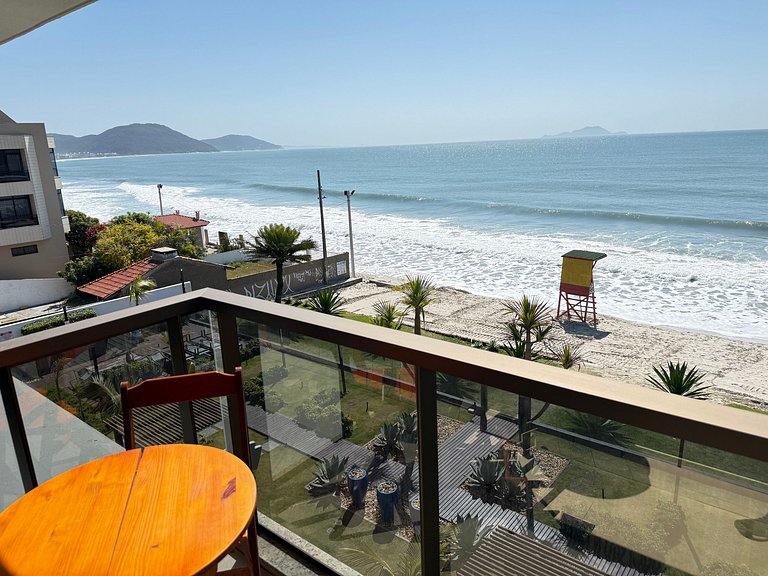 Nascer do sol , vista incrível e pé na areia